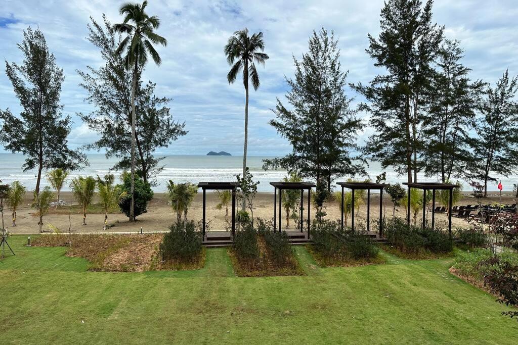 Beachfront Retreats @RoxyBeachSematanApt.
