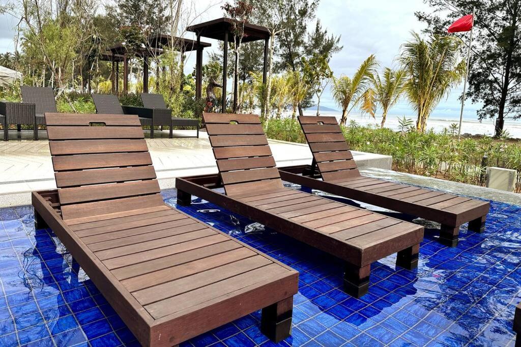 Beachfront Retreats @RoxyBeachSematanApt.