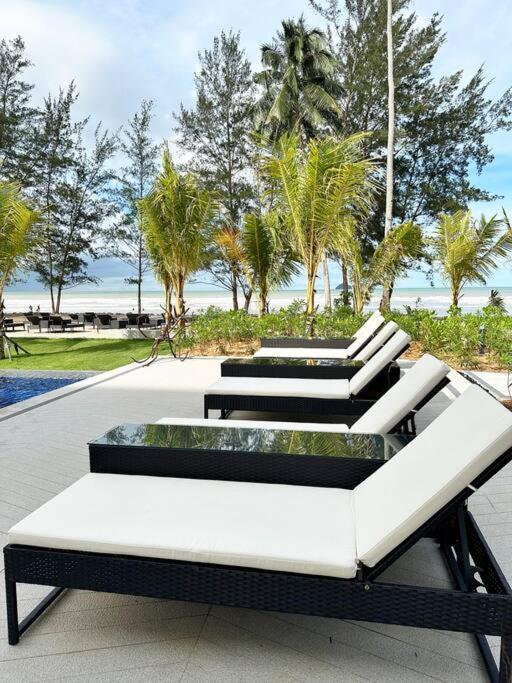 Beachfront Retreats @RoxyBeachSematanApt.