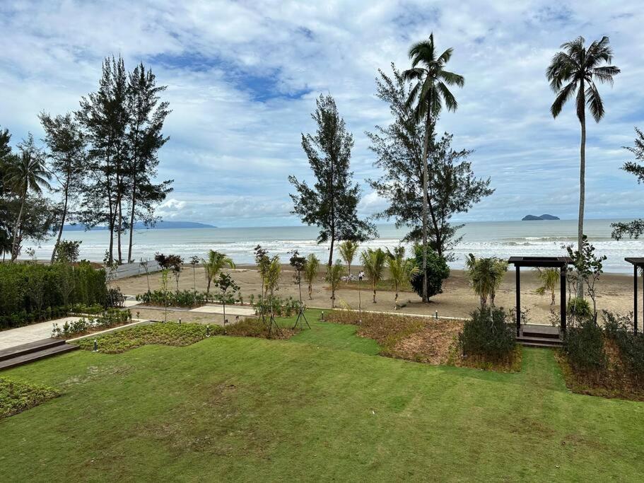 Beachfront Retreats @RoxyBeachSematanApt.