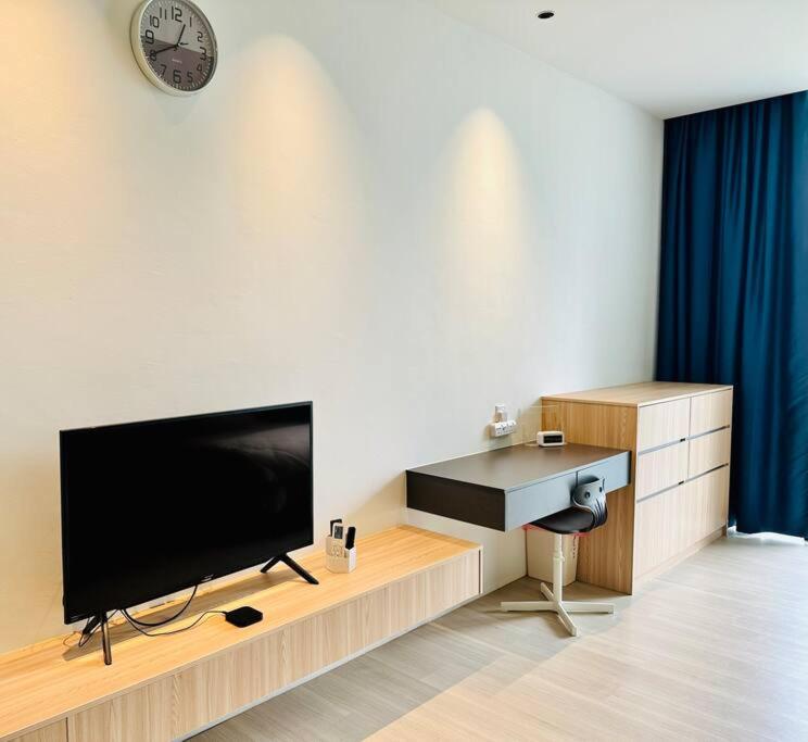 Beachfront Retreats @RoxyBeachSematanApt.