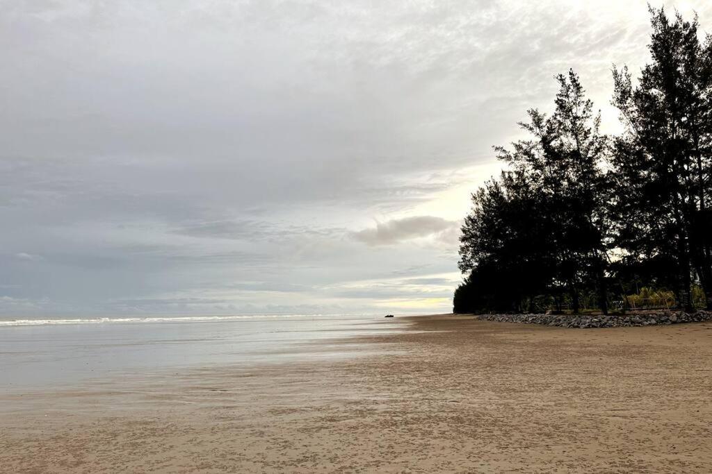 Beachfront Retreats @RoxyBeachSematanApt.