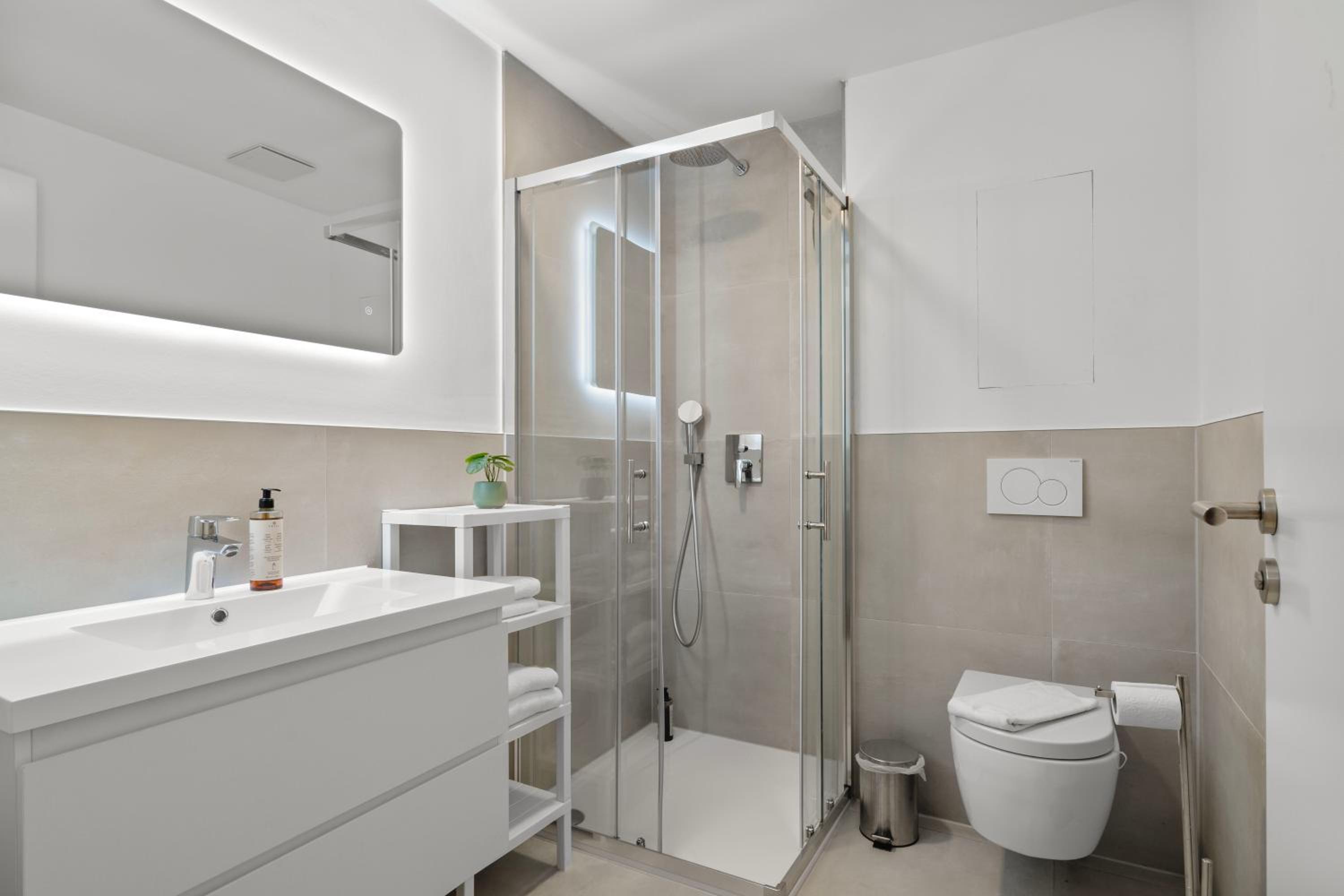 Lit Living - Luxury House - Box Spring - Parking - Exclusive Kitchen