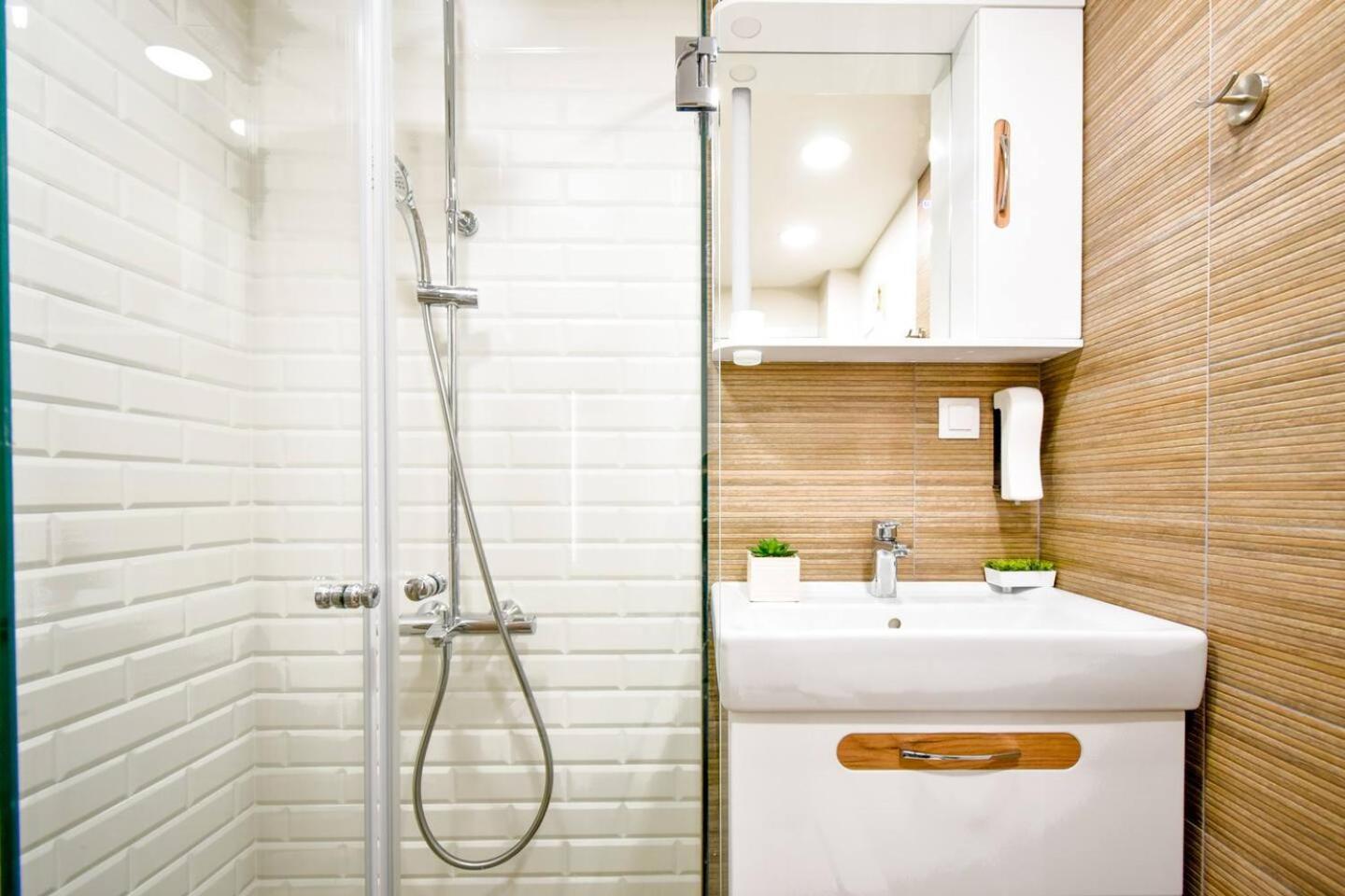 Top 1 - 2BR - 180 Views - Balcony - Top Amenities