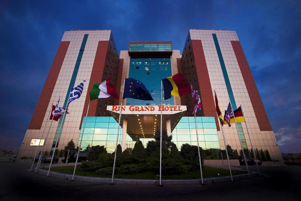 Hotel YamaLuxe Apartments - Pink & Gold With Many Facilities - Image 1