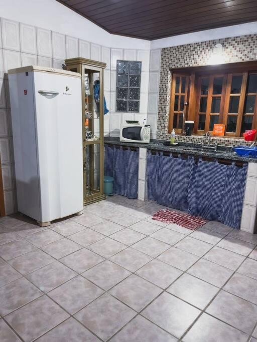Casinha charmosa em condomínio, com piscina e muita natureza