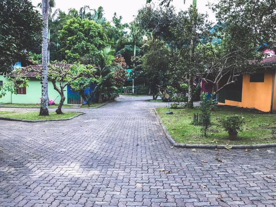 Casinha charmosa em condomínio, com piscina e muita natureza