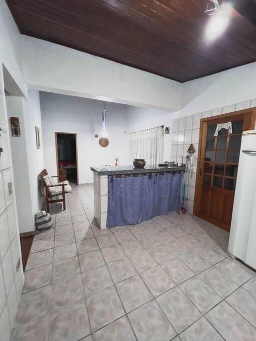 Casinha charmosa em condomínio, com piscina e muita natureza
