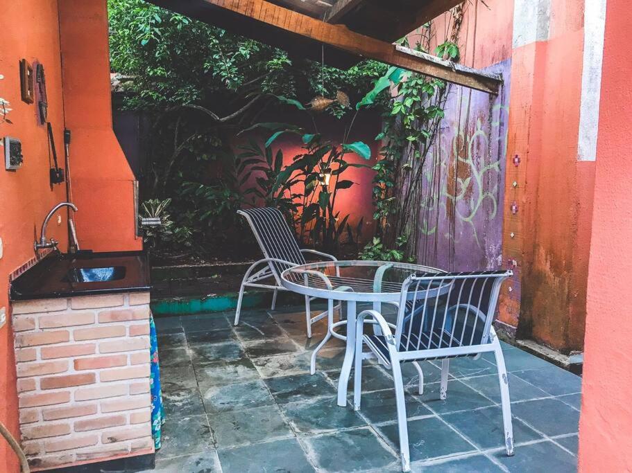 Casinha charmosa em condomínio, com piscina e muita natureza