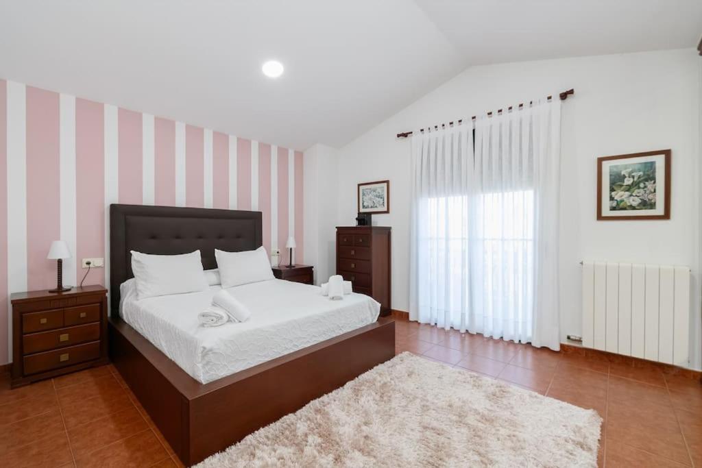 Encantadora villa con piscina by CABANA Rentals