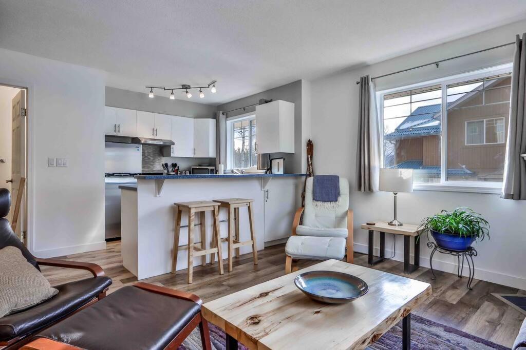 Big Mountain Views - Bright 2-story Corner Unit