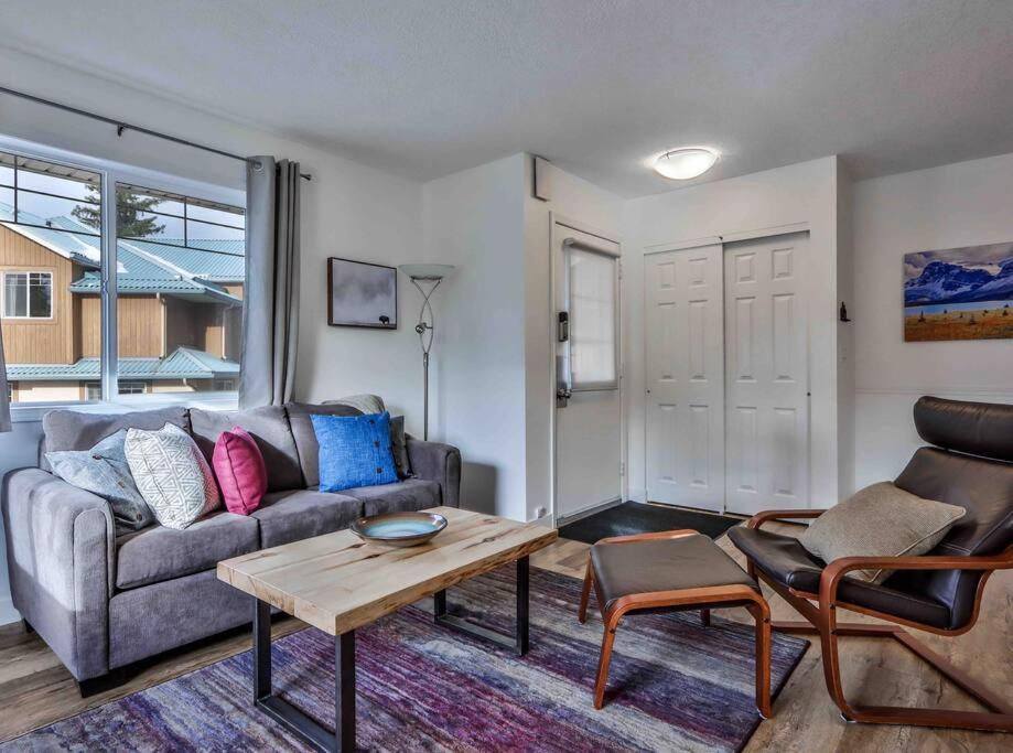 Big Mountain Views - Bright 2-story Corner Unit