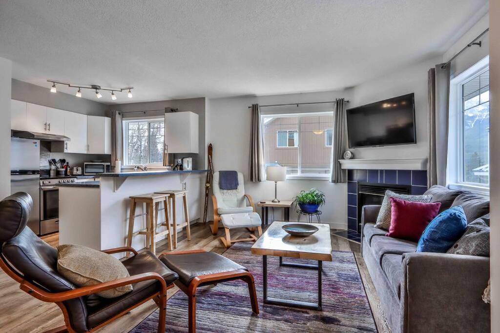 Big Mountain Views - Bright 2-story Corner Unit