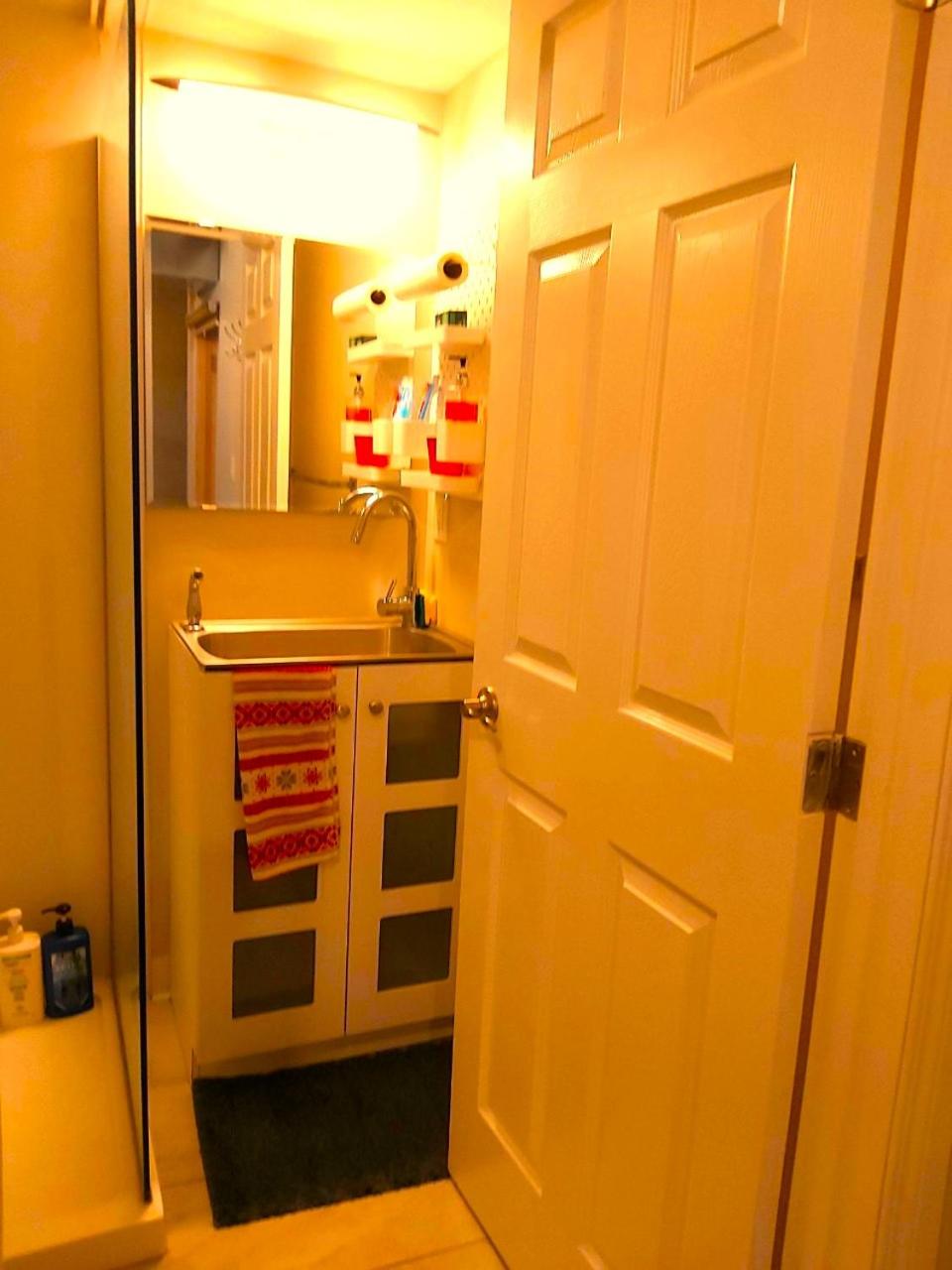 Lovely comfy home private bath in central Calgary