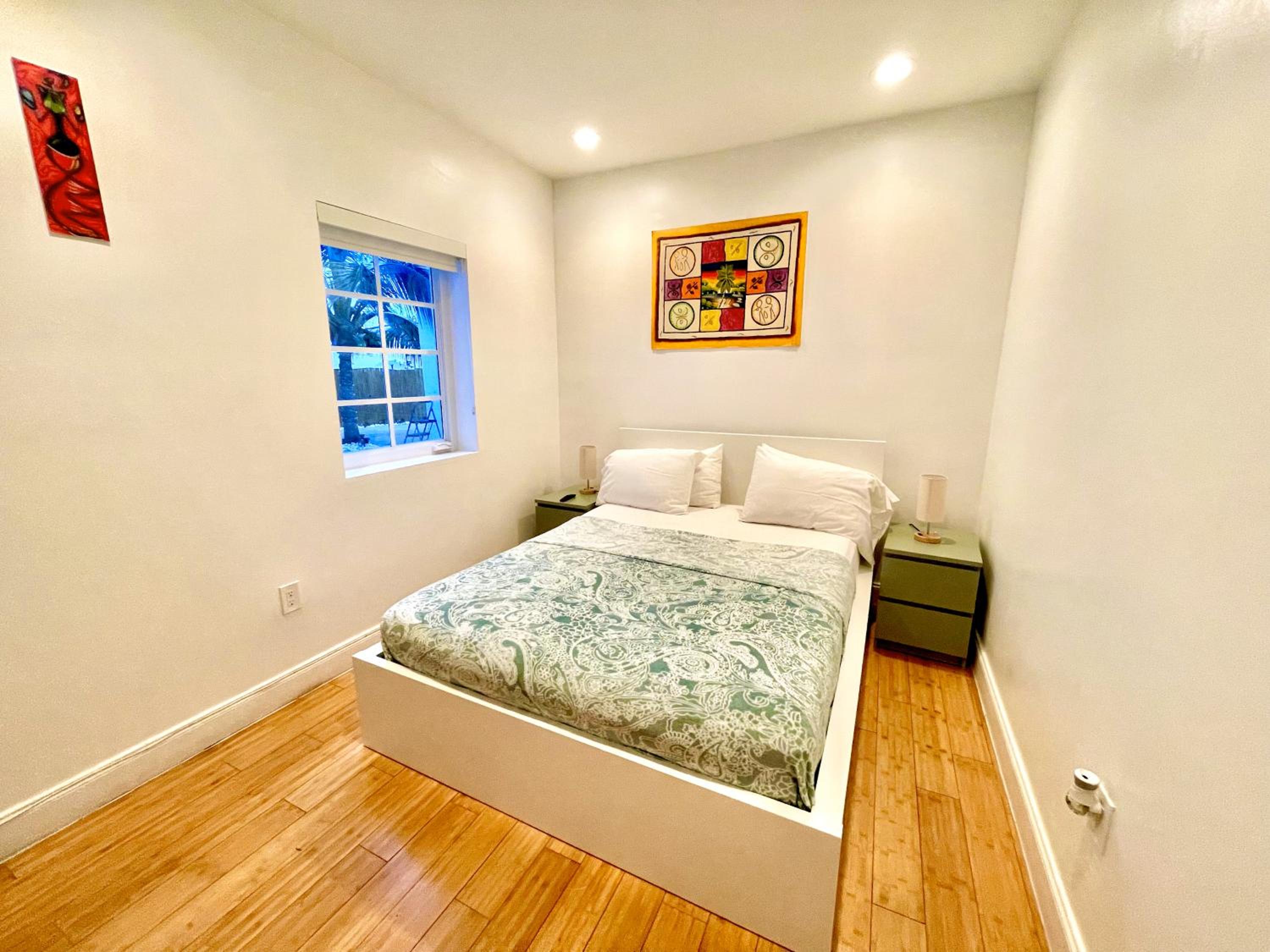 8 GUESTS LUXURIOUS ELEGANT SOUTH BEACH SUITE view 2