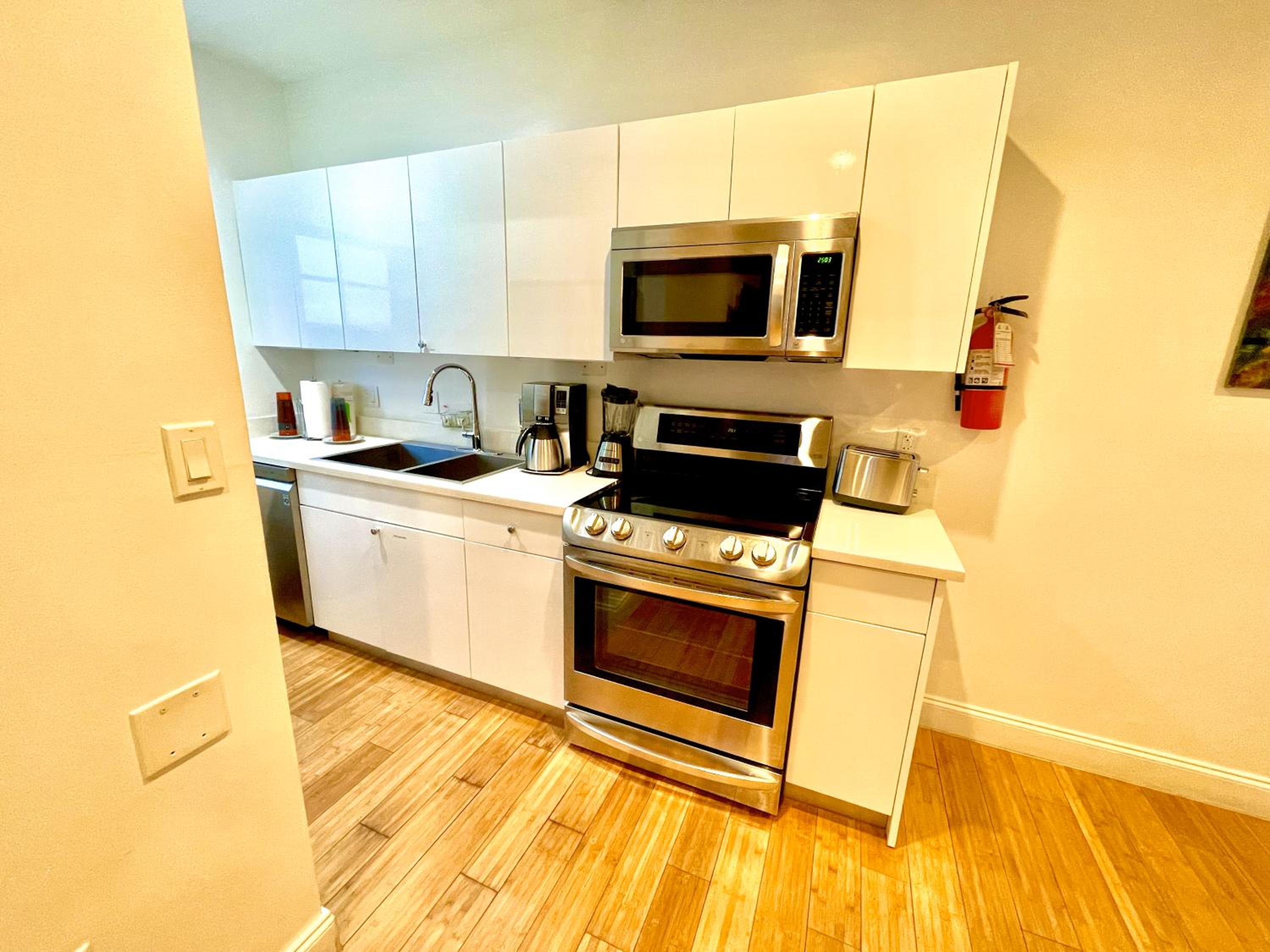 8 GUESTS LUXURIOUS ELEGANT SOUTH BEACH SUITE view 4