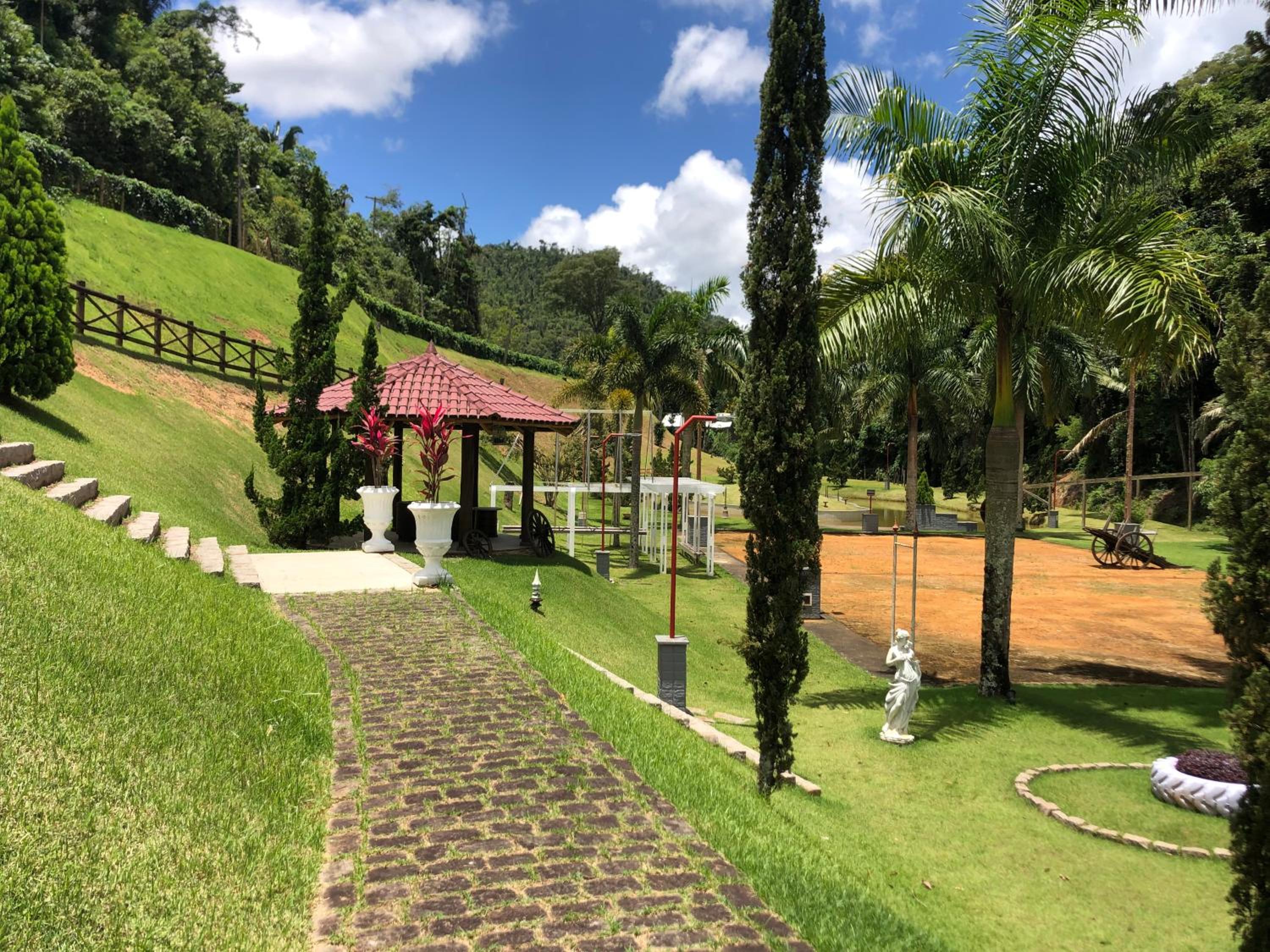 Sitio com Lazer Completo em Marechal Floriano, Piscina, Sauna, Jacuzzi e Lago - Estrada Calçada a 200 metros da Rua Principal