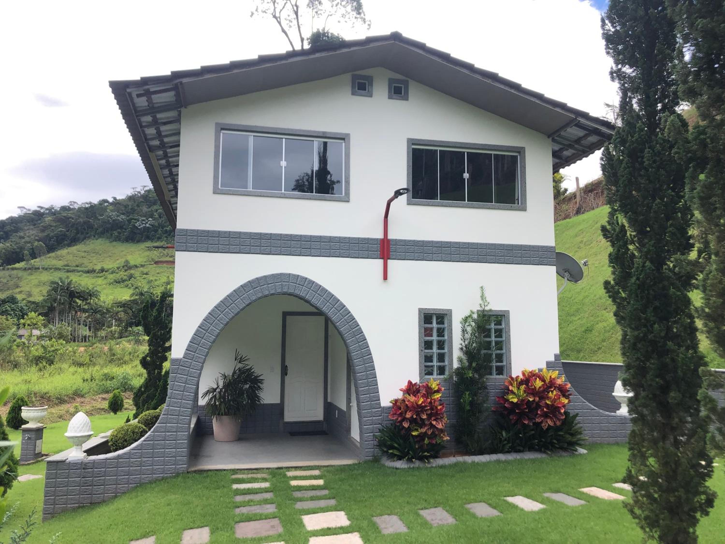 Sitio com Lazer Completo em Marechal Floriano, Piscina, Sauna, Jacuzzi e Lago - Estrada Calçada a 200 metros da Rua Principal