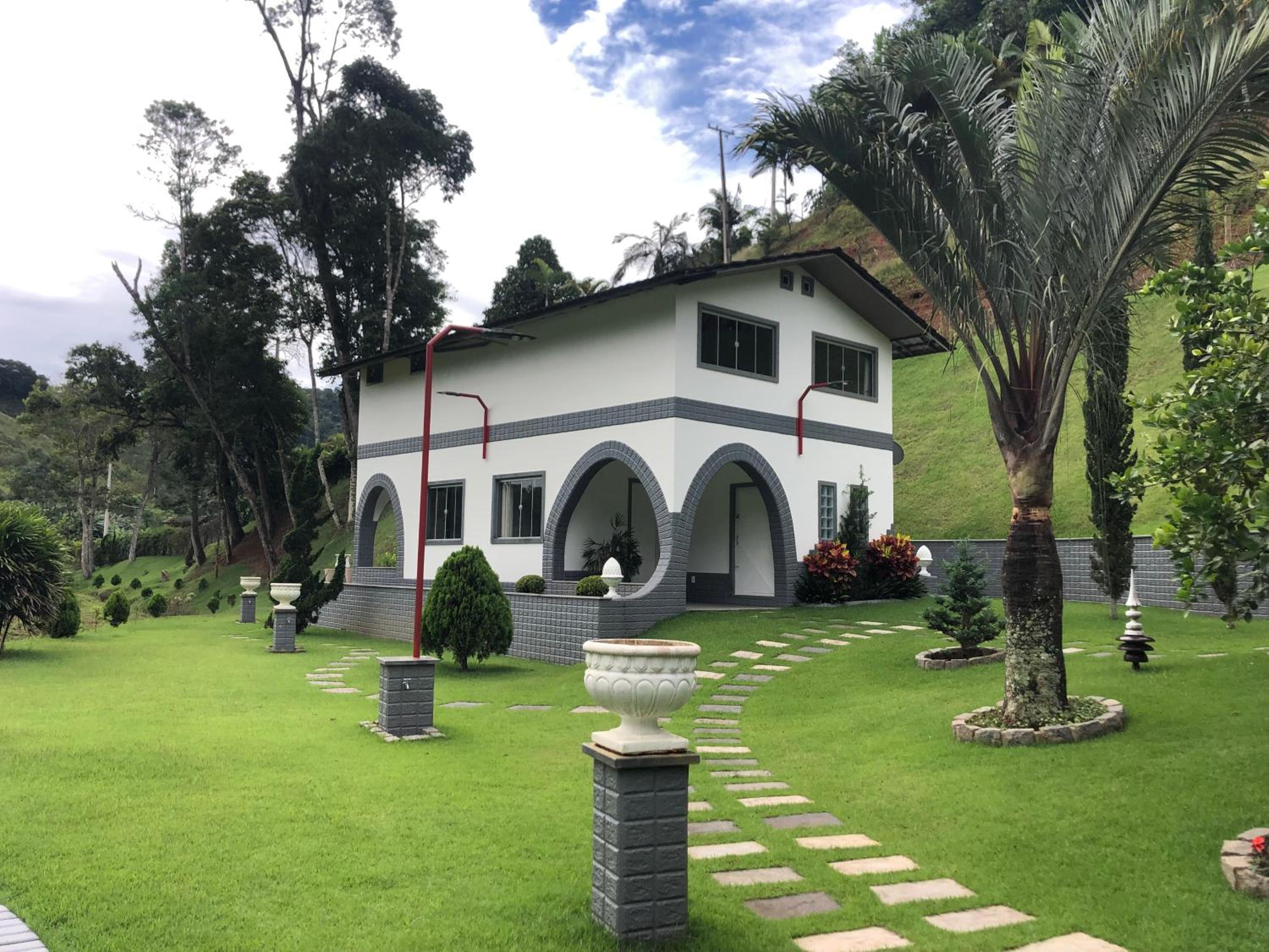 Sitio com Lazer Completo em Marechal Floriano, Piscina, Sauna, Jacuzzi e Lago - Estrada Calçada a 200 metros da Rua Principal