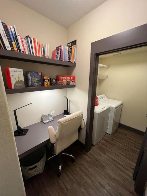 Luxury Modern Condo 3-min from Six Flags w/PS5, 1GB Fast Wi-fi Kingbed view 4