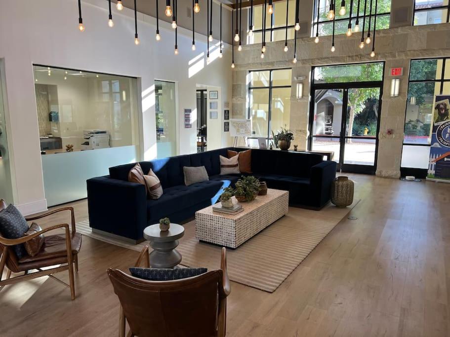 Luxury Modern Condo 3-min from Six Flags w/PS5, 1GB Fast Wi-fi Kingbed view 5