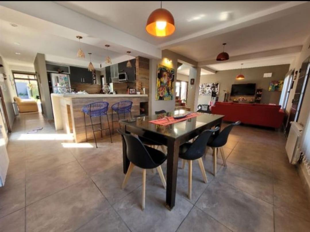 Casa Illia, hermosa casa de diseño en barrio Los Perales
