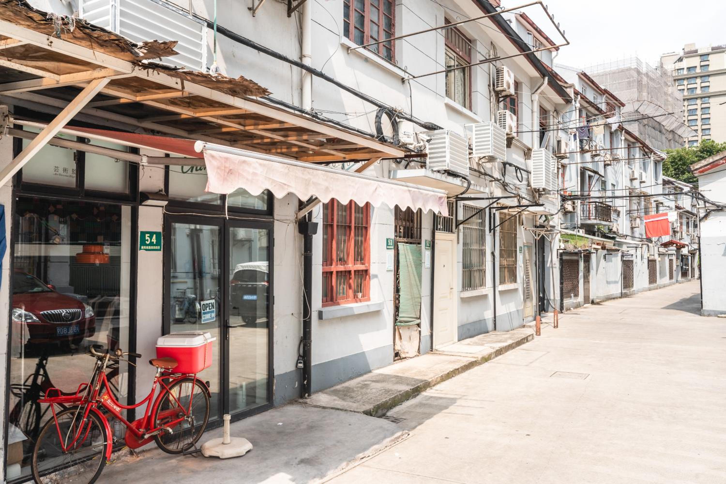 Shanghai Hills& Art Suite 14 - Near Line 1, 10 & 12 South Shanxi Road Metro