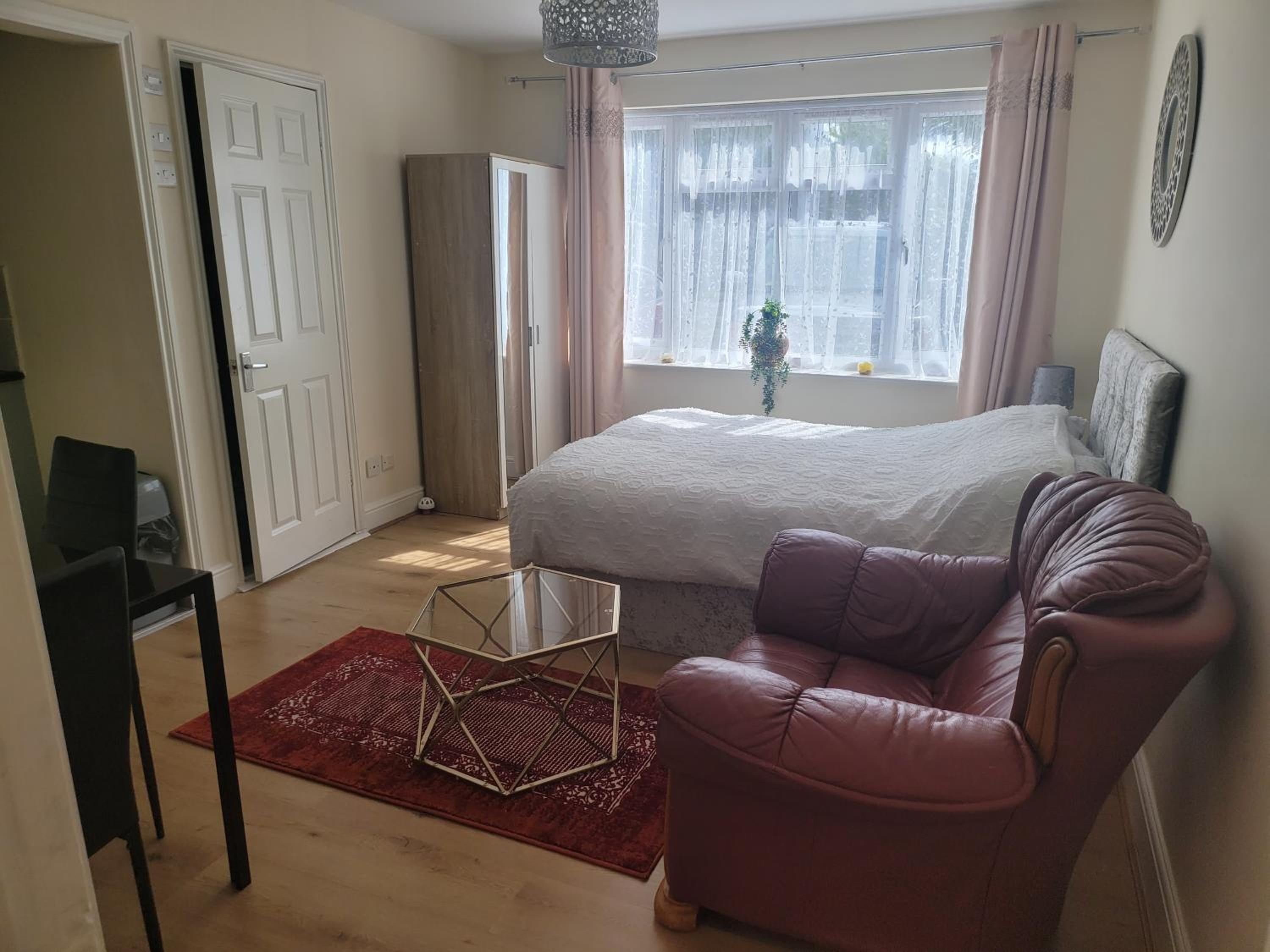Town Centre Studio - Sleeps 2 - Parking view 2