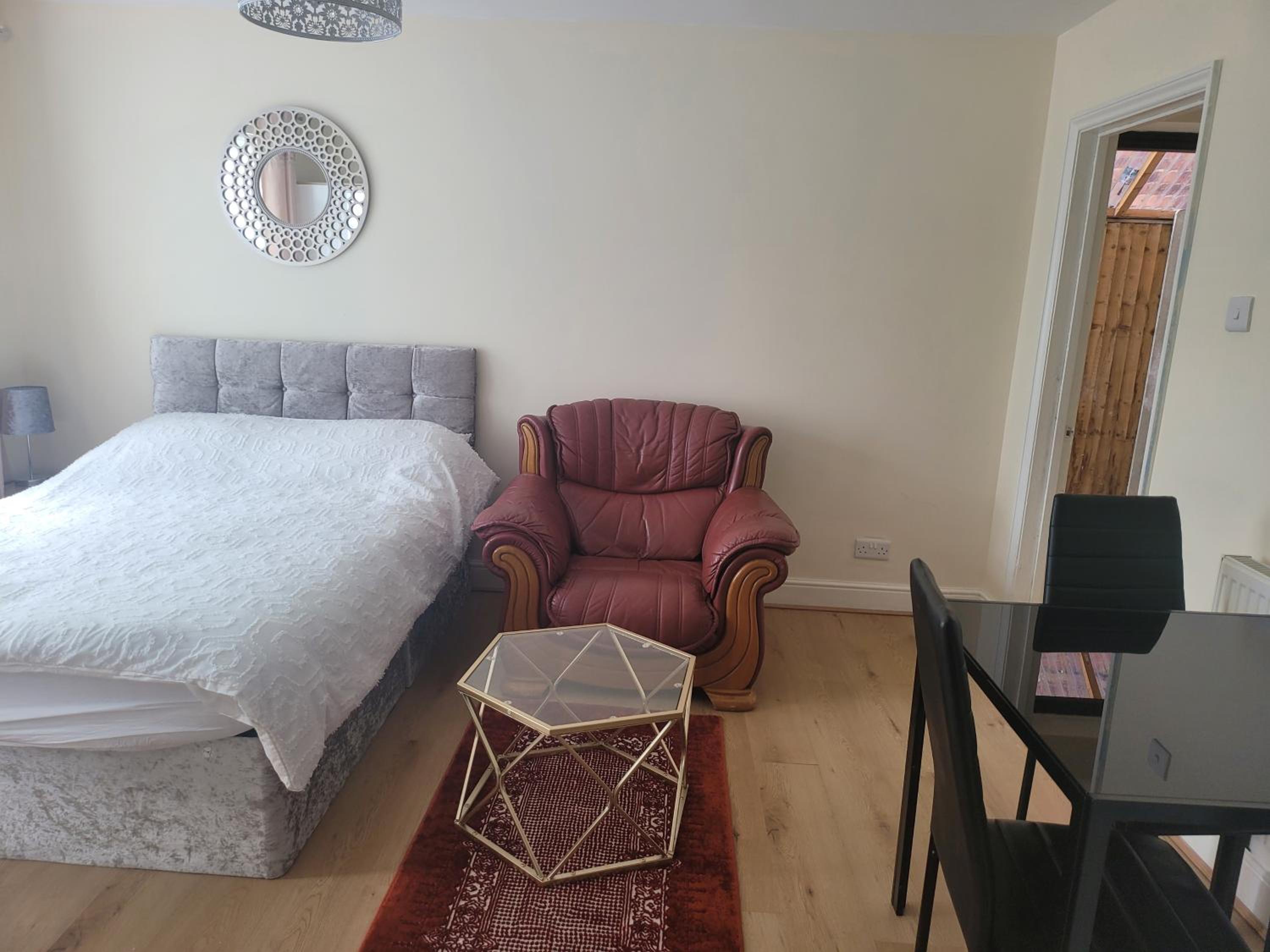Town Centre Studio - Sleeps 2 - Parking view 4