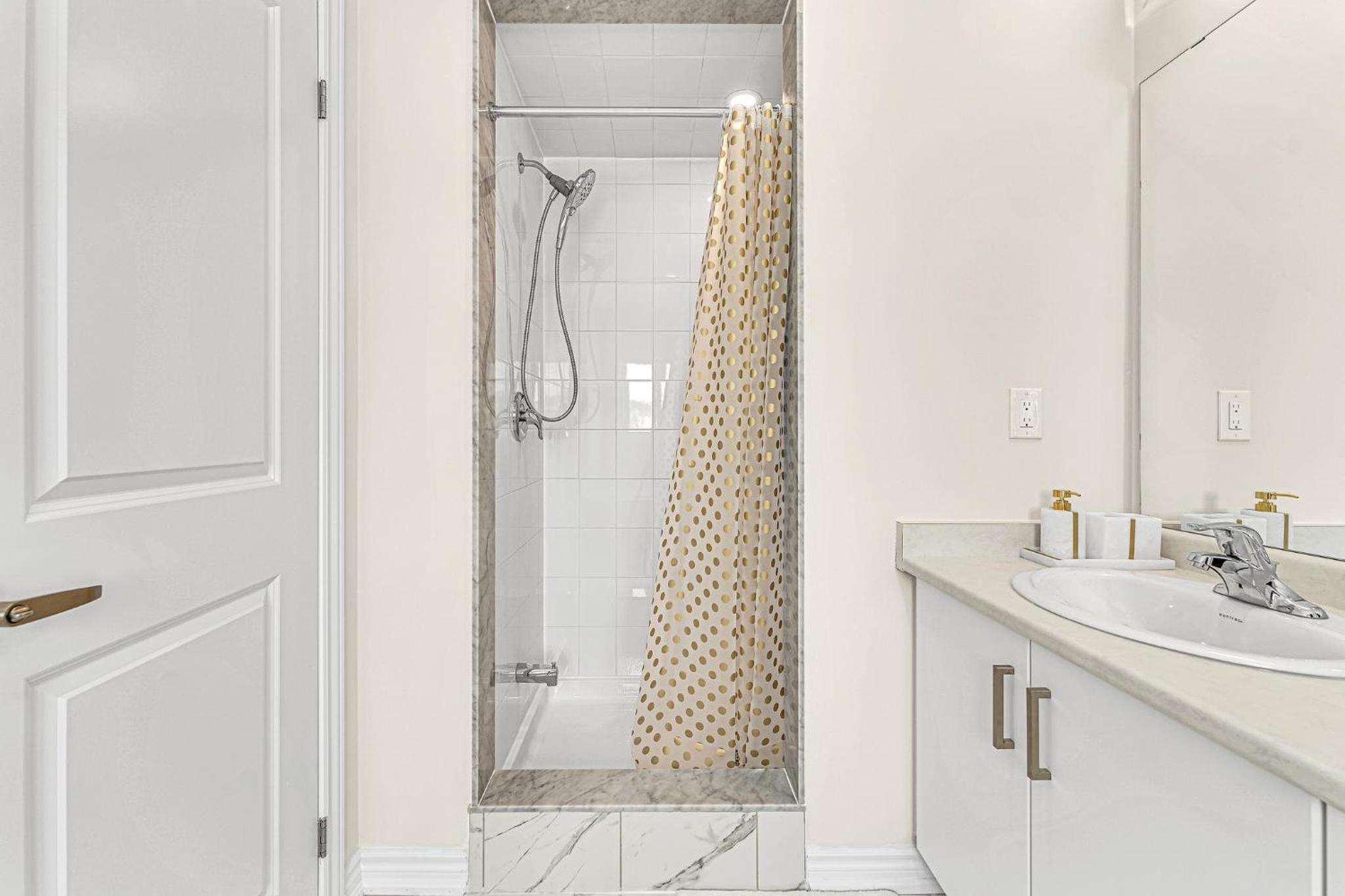Designer Home in Niagara Falls