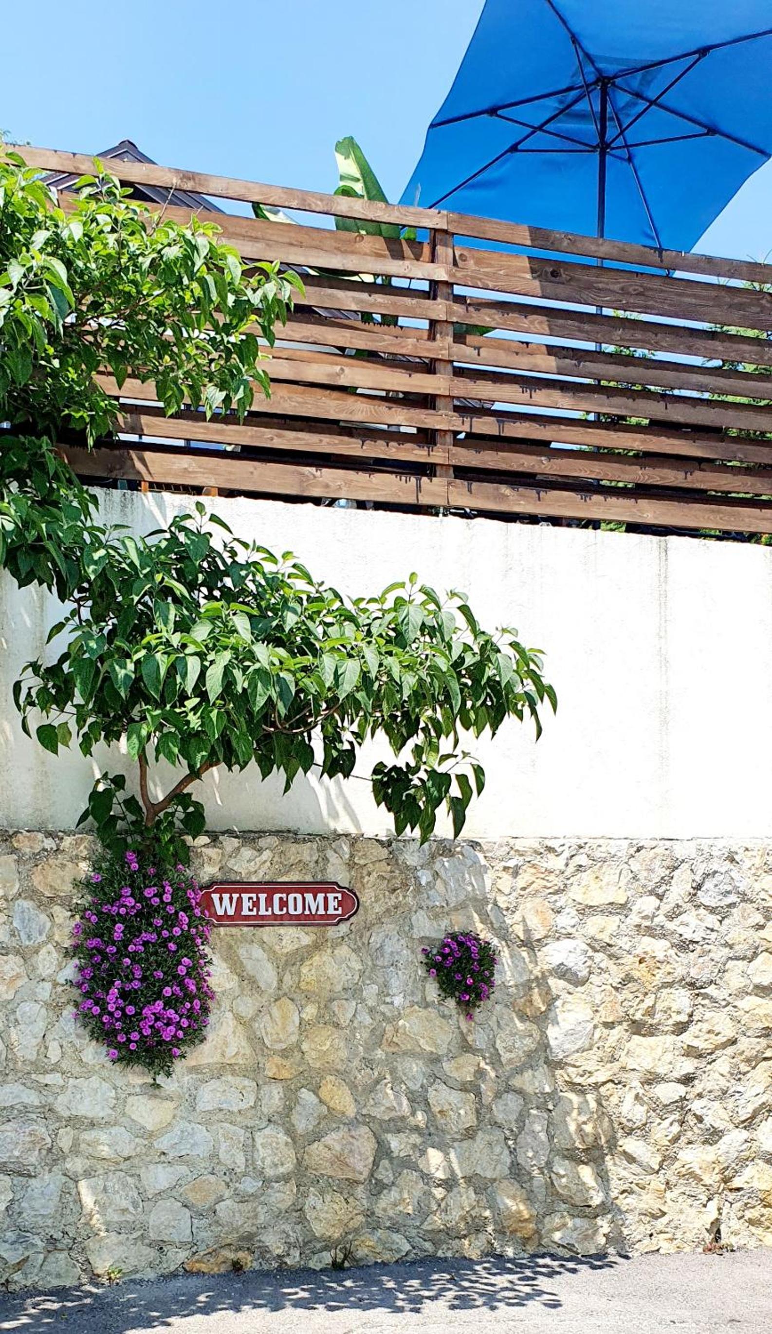 Amazing Milk and Honey cottage with hill views photo 3