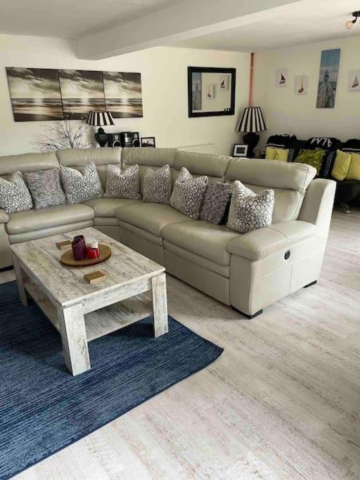 Goleufryn Abersoch has the main house and 2 barns view 5