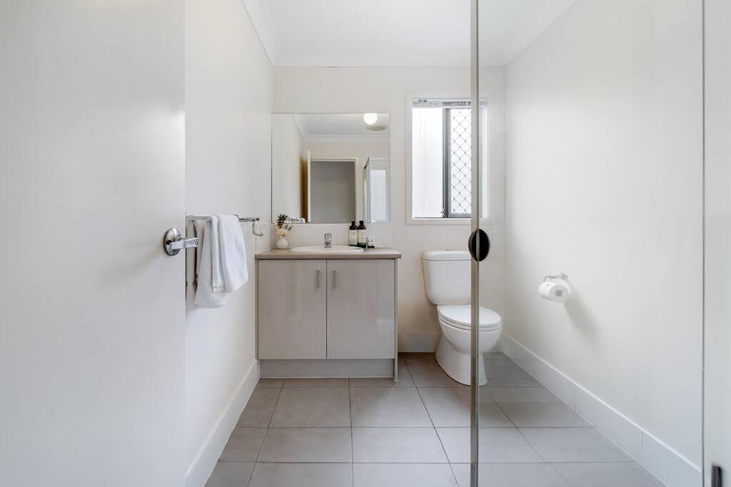 Gorgeous 4-bedroom Retreat@Hope Island
