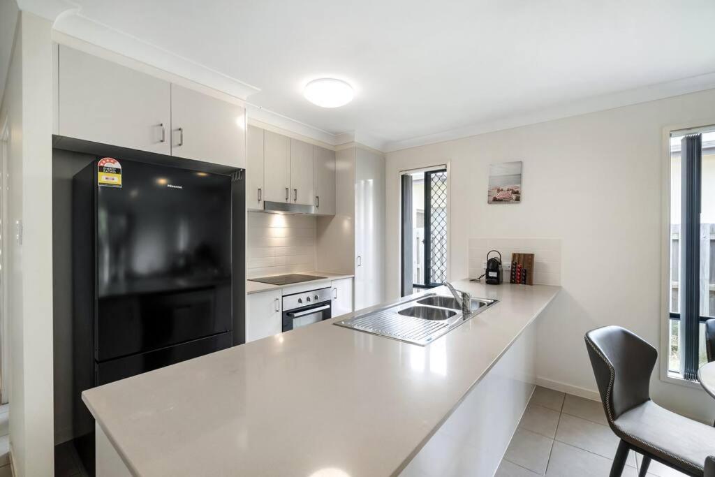 Gorgeous 4-bedroom Retreat@Hope Island