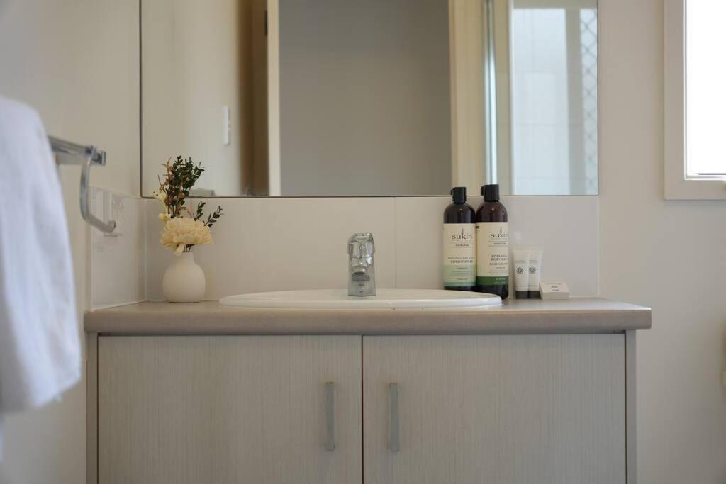 Gorgeous 4-bedroom Retreat@Hope Island
