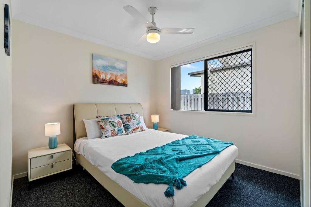 Gorgeous 4-bedroom Retreat@Hope Island