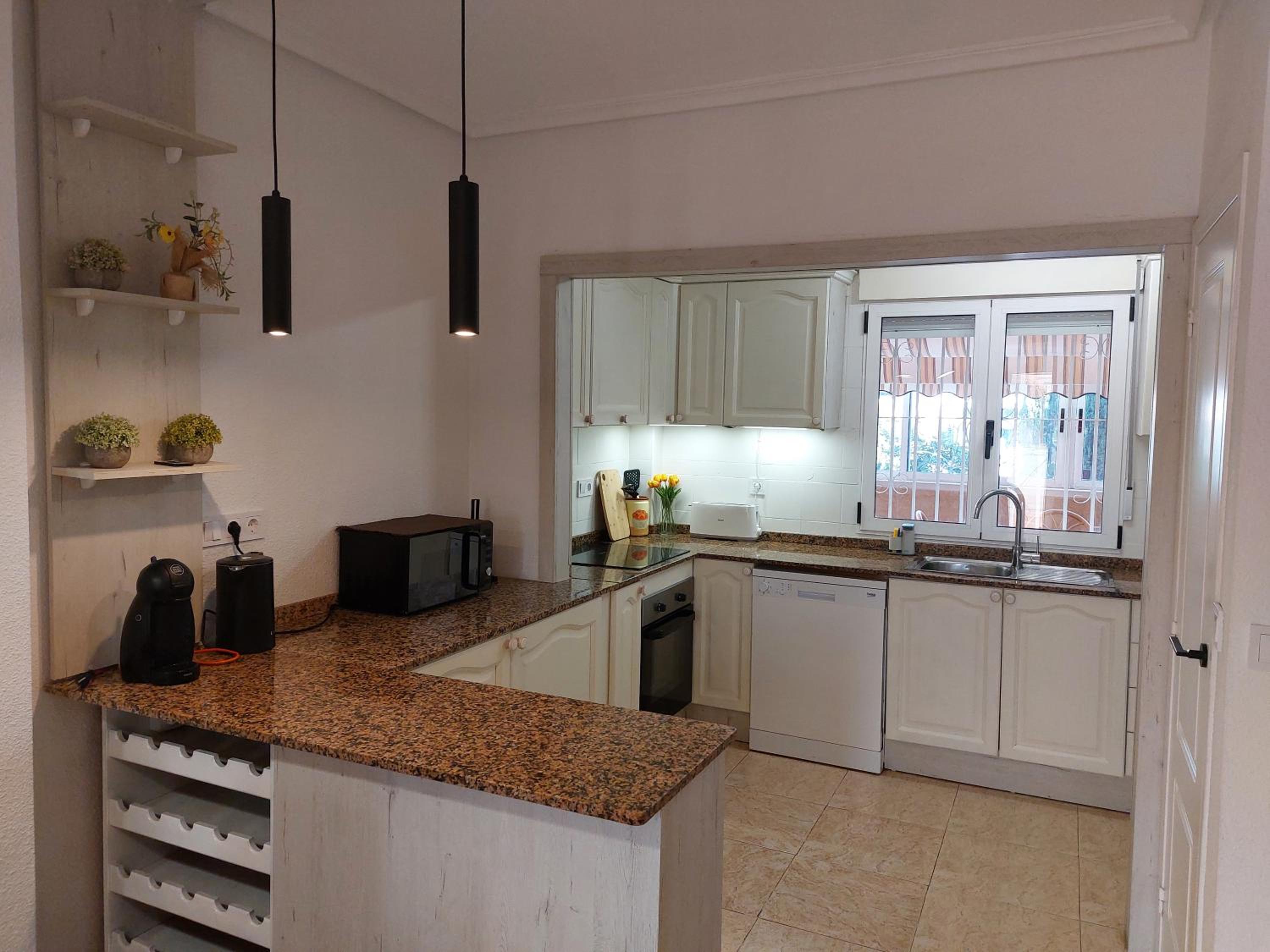 Villa La Zenia, Private pool, 10min walk to La Zenia Beach, for 6 people