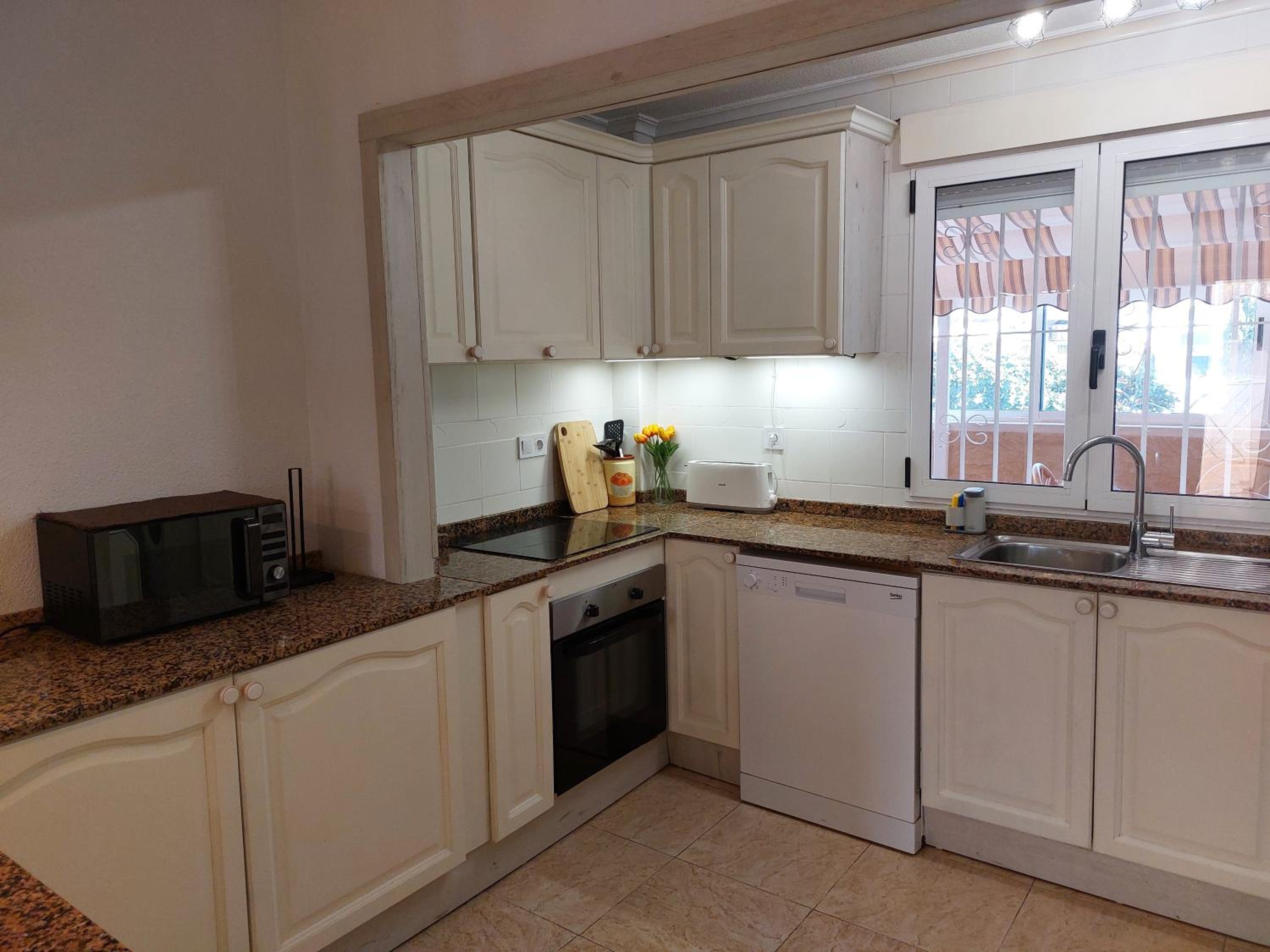 Villa La Zenia, Private pool, 10min walk to La Zenia Beach, for 6 people