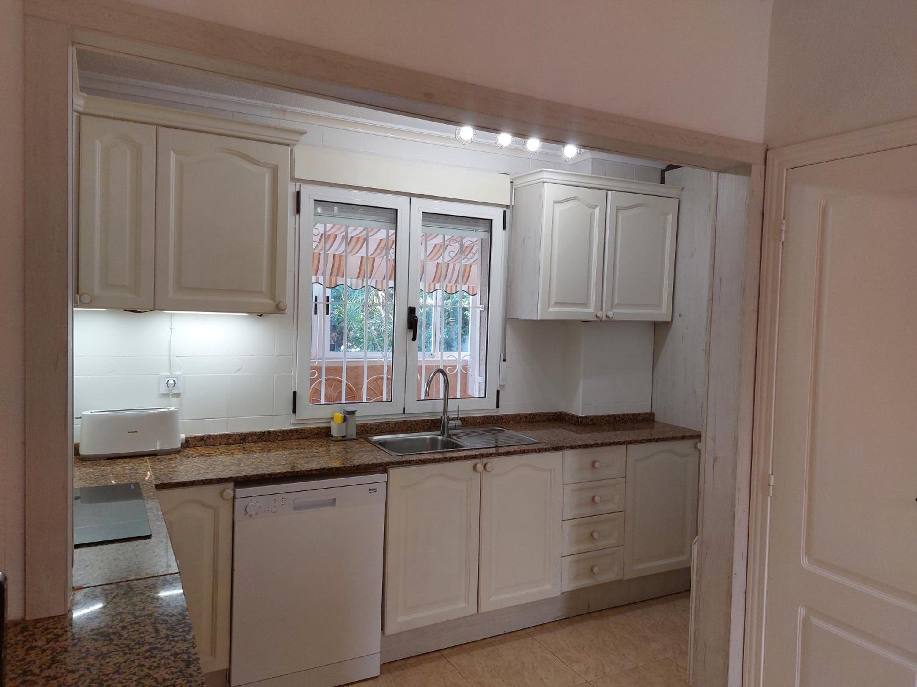 Villa La Zenia, Private pool, 10min walk to La Zenia Beach, for 6 people