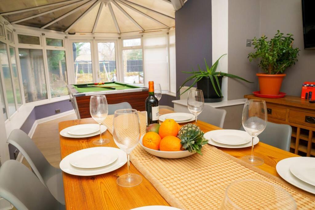 5 bedroom 3 bathroom house - Lyne Chertsey view 2