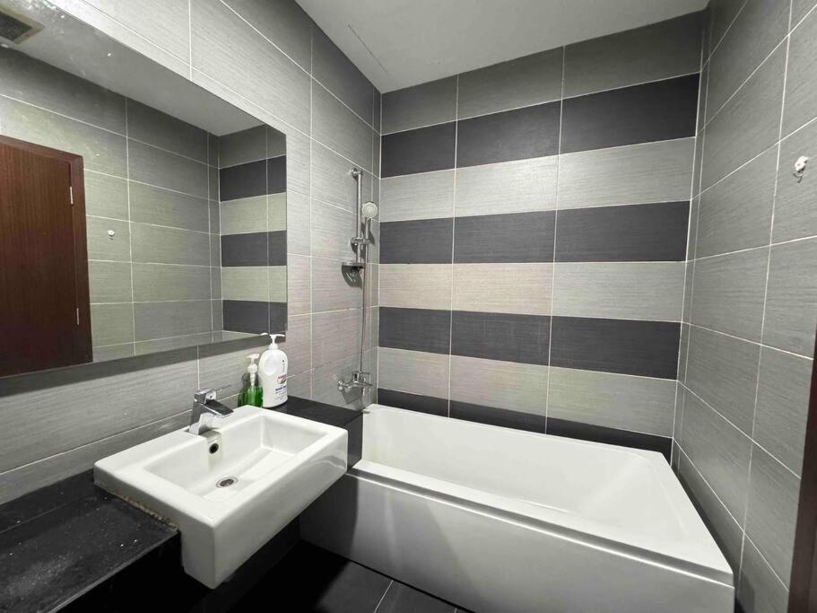 KSL Cozy (30) Bathtub Super High Floor City View