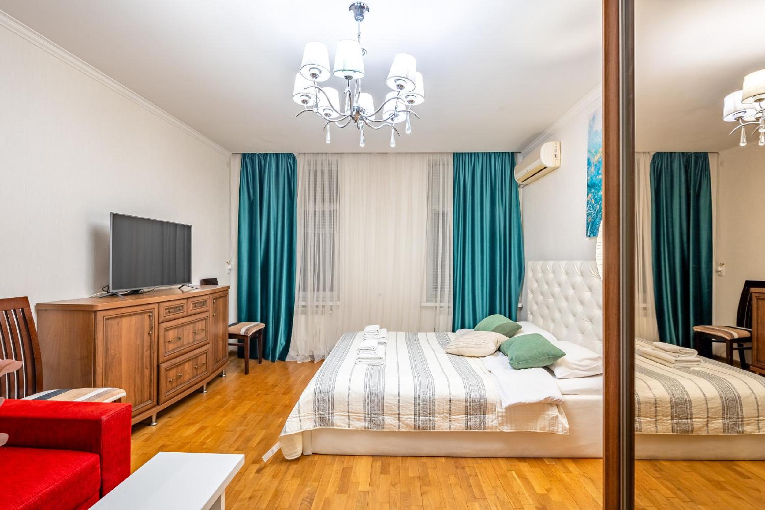 Just another comfy apartment on the main squere. 2 bedrooms, own heating, AC view 5