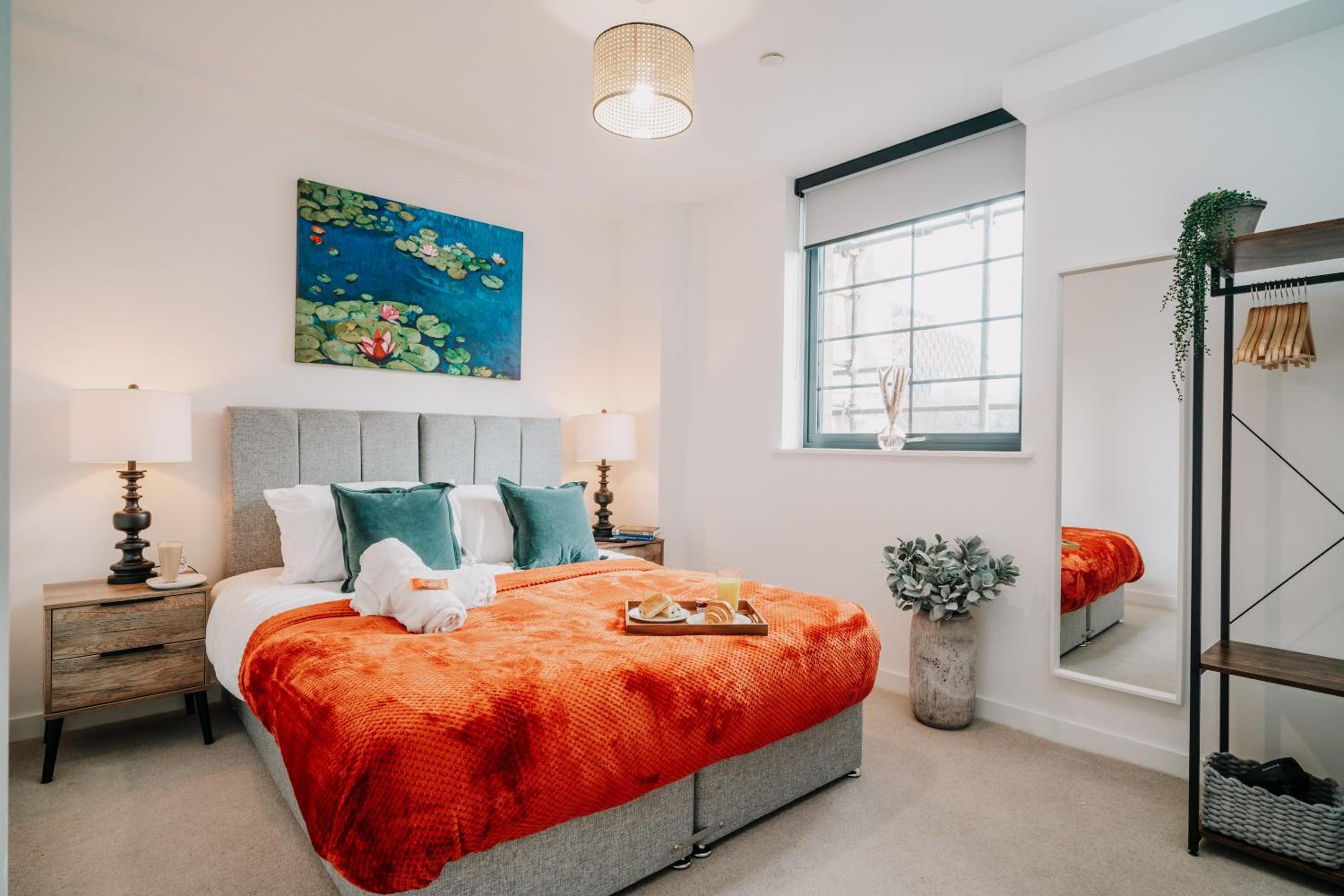 Canal-view Stunning City Living, Fast WiFi, Contractors, Family view 2