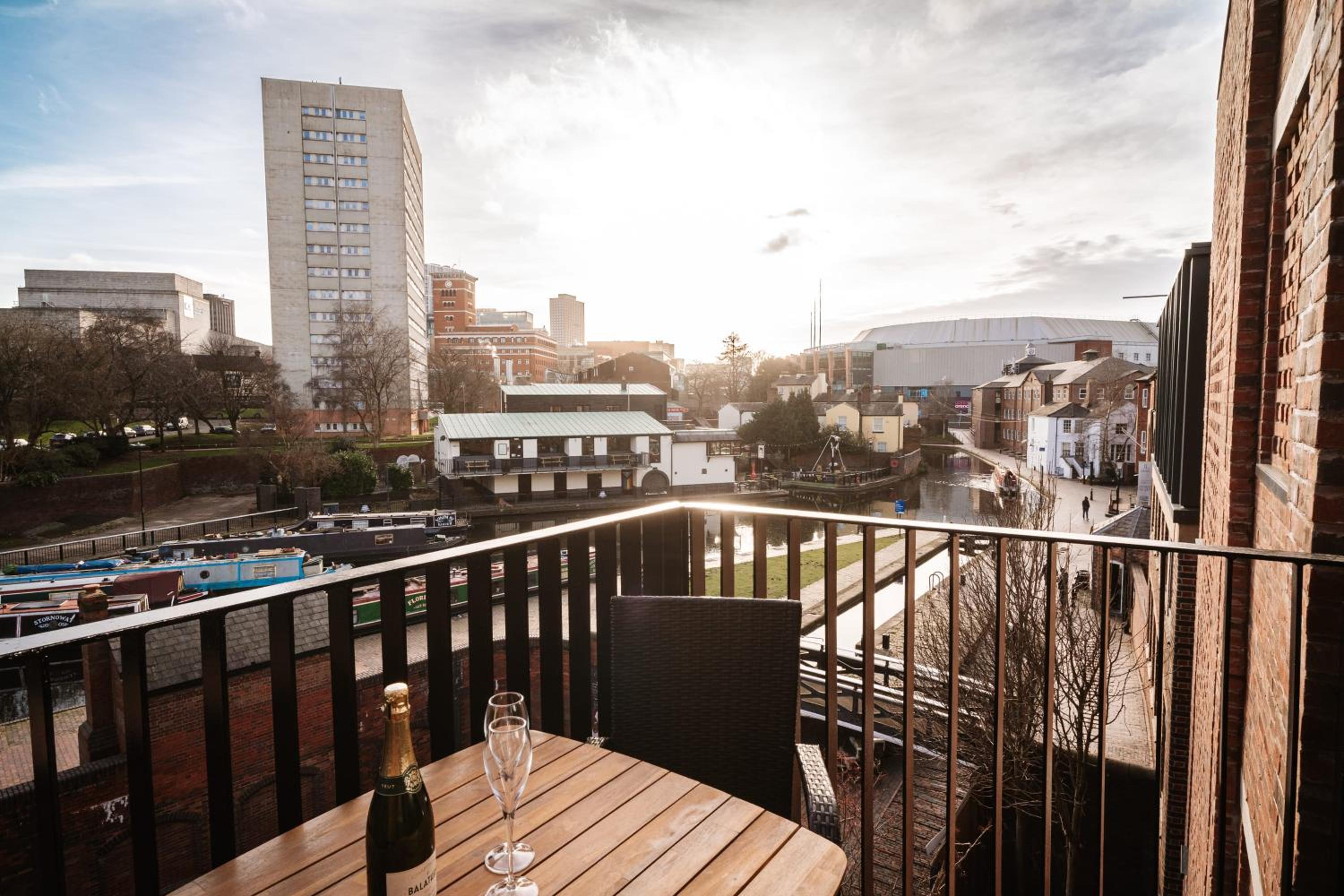 Canal-view Stunning City Living, Fast WiFi, Contractors, Family view 5