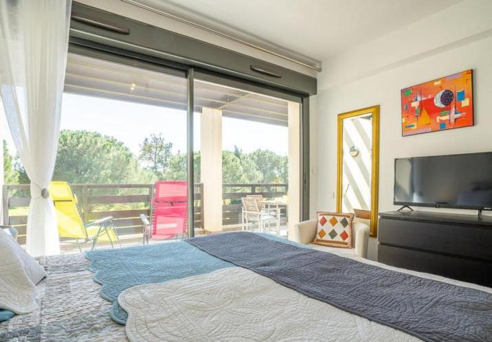 VERT PARADIS - Appartement 3 étoiles, Vue apaisante sur GOLF, Pins Parasols, 2è étage - 80 m2 dont Terrasse avec Pergola, 2 chambres, 3 CLIM, WIFI - Piscin