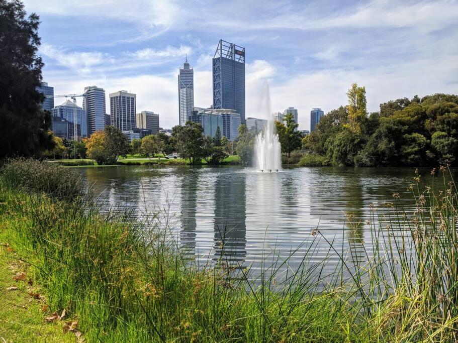 City & lakeside with free secure allocated parking, pool, gym & tennis court, only 15 mins walk into the City