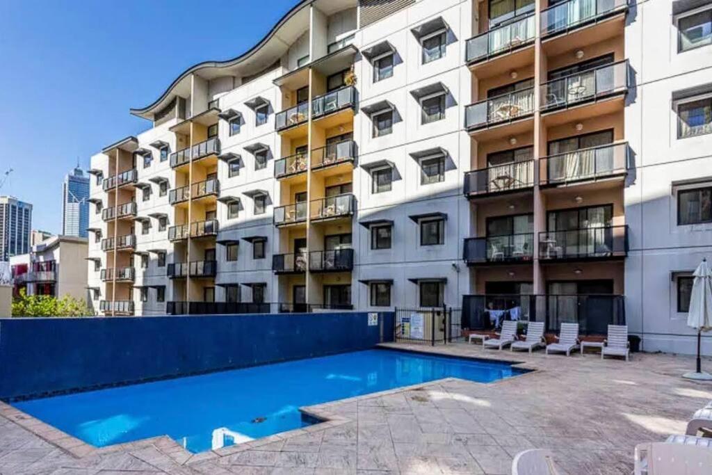 City & lakeside with free secure allocated parking, pool, gym & tennis court, only 15 mins walk into the City