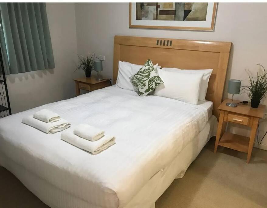 City & lakeside with free secure allocated parking, pool, gym & tennis court, only 15 mins walk into the City