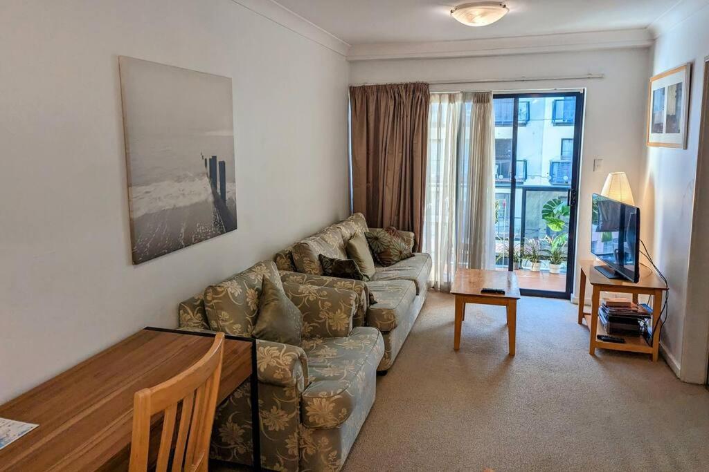 City & lakeside with free secure allocated parking, pool, gym & tennis court, only 15 mins walk into the City