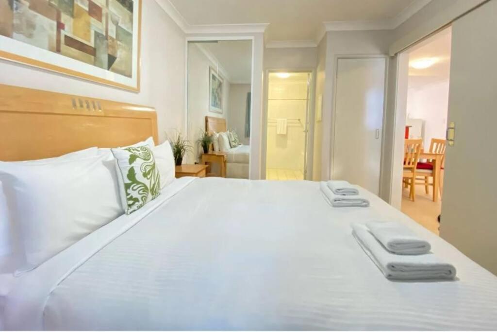 City & lakeside with free secure allocated parking, pool, gym & tennis court, only 15 mins walk into the City